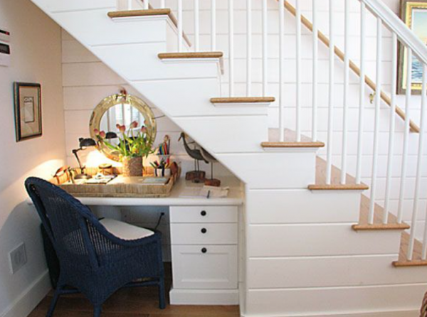 Lemari bawah tangga dengan meja lipat yang terintegrasi